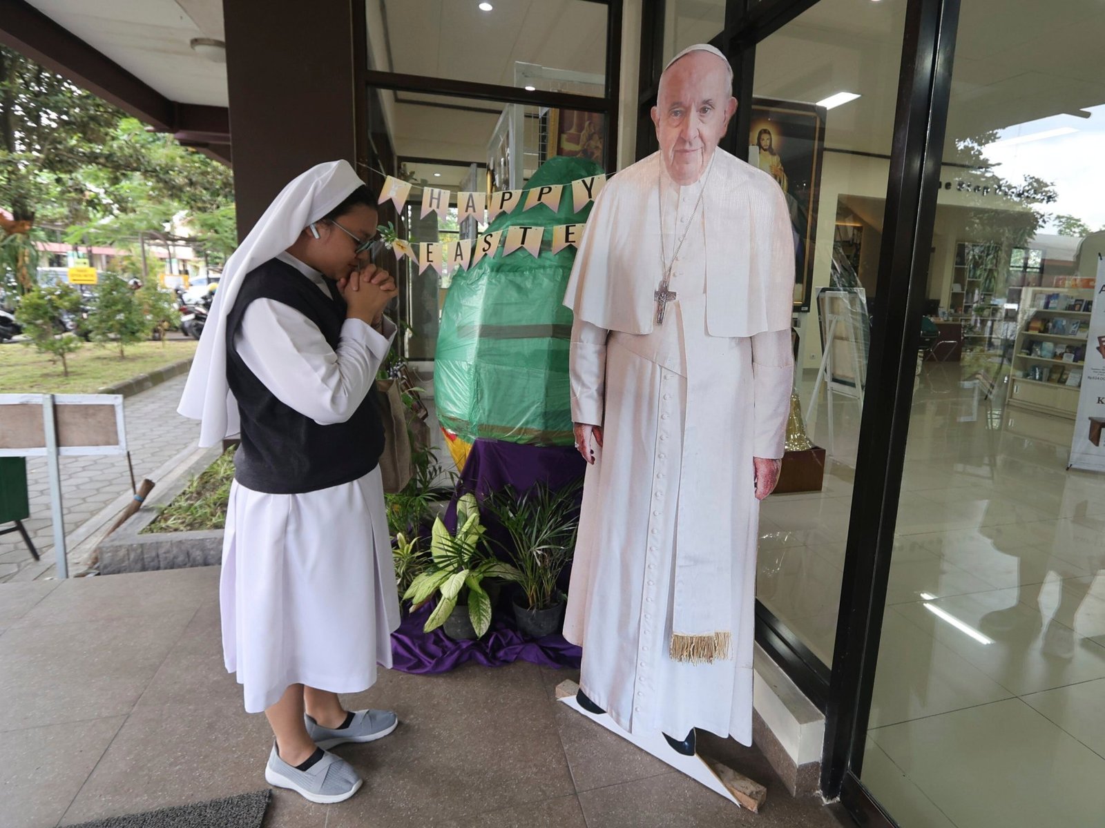 Pope Francis Dies, World Mourns Pope Francis Dies, World Mourns